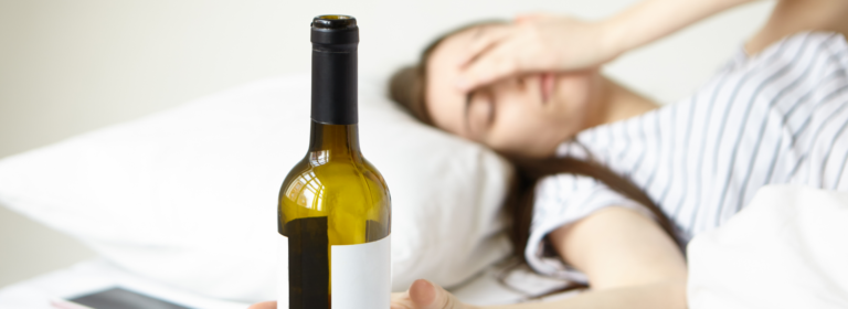What are the symptoms of an alcohol allergy?