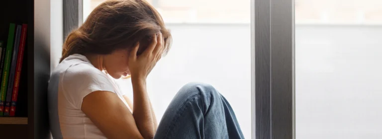 Signs of an emotionally unavailable woman: Therapist’s guide