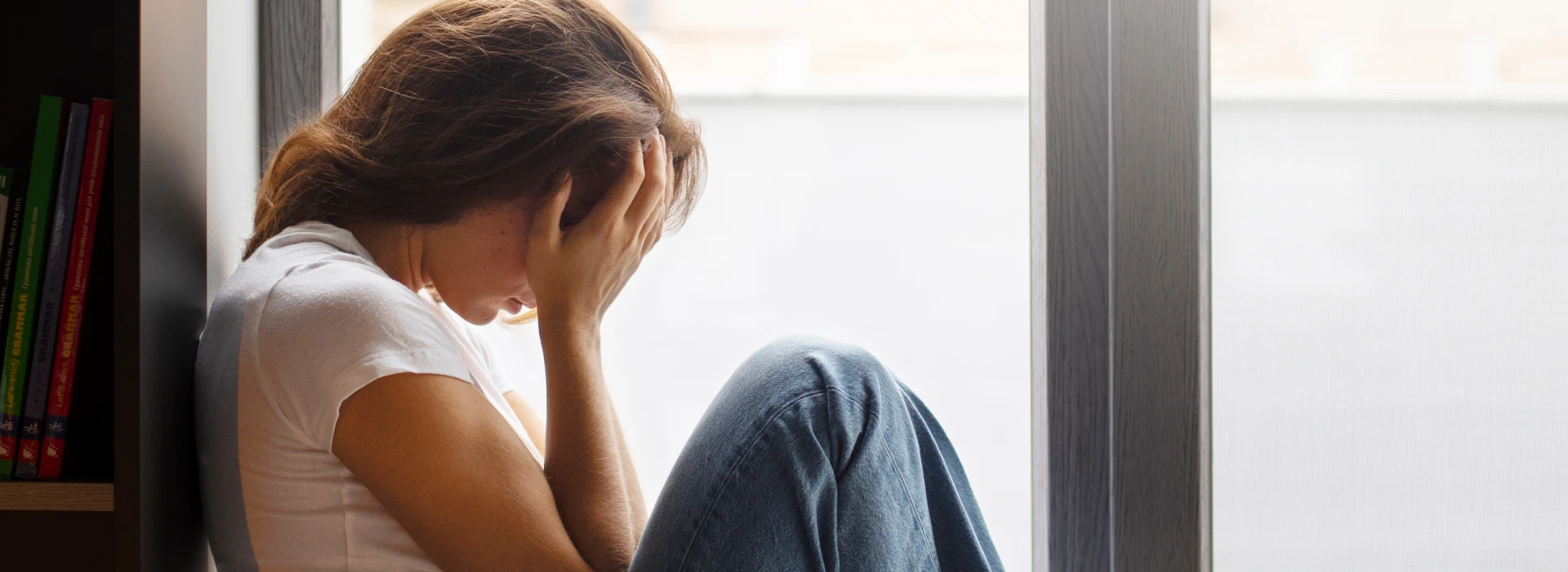 Signs of an emotionally unavailable woman: Therapist’s guide